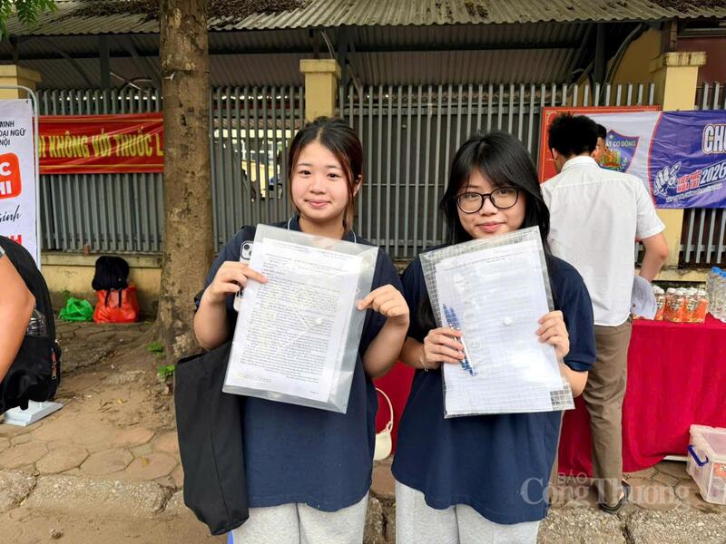 OKVIP - HÔM NAY 1 TỶ, NGÀY MAI 1000 TỶ Ngô Khánh Vy (bên trái), học sinh Trường Phổ thông Liên cấp Olympia.
