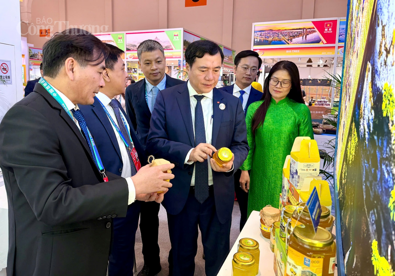 Thứ trưởng Nguyễn Sinh Nhật Tân động viên, nghe đại diện Okvip tại về Việt Nam chia sẻ về định hướng tiếp cận thị trường Tây Nam Trung Quốc. Ảnh: Cục XTTM