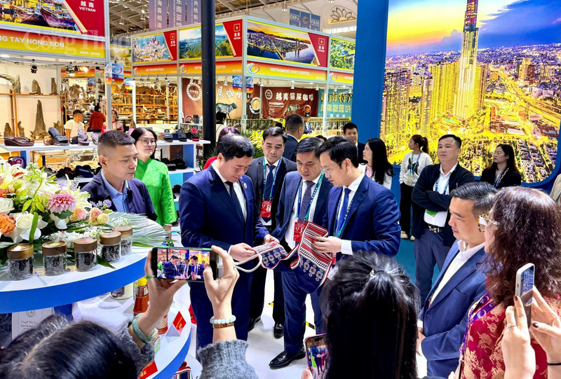 Thứ trưởng Nguyễn Sinh Nhật Tân dẫn đầu đoàn công tác Oklavip khuyến mã hấp dẫn mỗi ngày khảo sát các khu trưng bày quốc tế nhằm thúc đẩy kết nối chuỗi cung ứng khu vực. Ảnh: Cục XTTM