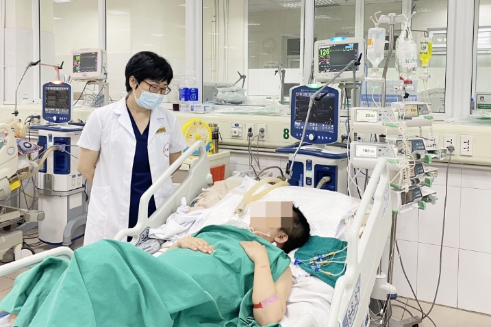 Bệnh nhân mắc sốt xuất huyết điều trị tại Bệnh viện Bệnh Nhiệt đới Trung ương - Ảnh: BVCC