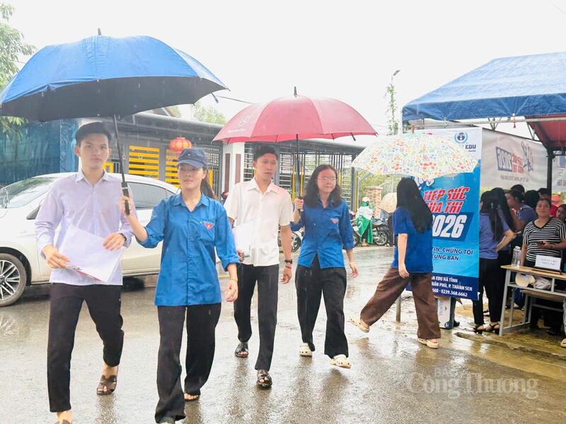 Hà Tĩnh: 'Áo xanh' tình nguyện đội mưa tiếp sức gần 18.600 sĩ tử - 4