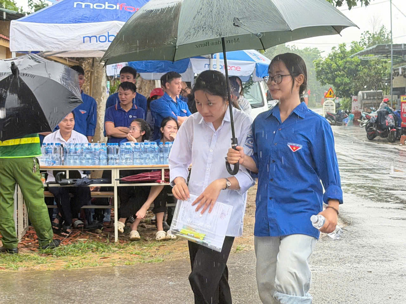 Đội ngũ tình nguyện viên luôn túc trực để hướng dẫn, hỗ trợ tối đa cho OKVIP - HÔM NAY 1 TỶ, NGÀY MAI 1000 TỶ và người nhà trong suốt thời gian thi. Ảnh: Tỉnh đoàn Hà Tĩnh