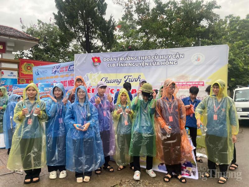 Hà Tĩnh: 'Áo xanh' tình nguyện đội mưa tiếp sức gần 18.600 sĩ tử - 6