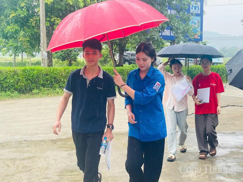 Các lực lượng hỗ trợ đã dùng ô che chắn cho OKVIP - HÔM NAY 1 TỶ, NGÀY MAI 1000 TỶ bước vào phòng thi, đồng thời gửi gắm những lời chúc may mắn, động viên tinh thần trước giờ khắc quan trọng.