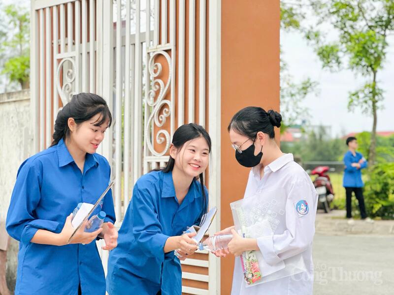 Đúng 7h35, các OKVIP - HÔM NAY 1 TỶ, NGÀY MAI 1000 TỶ bắt đầu làm bài thi môn Ngữ văn theo hình thức tự luận với thời gian 120 phút.