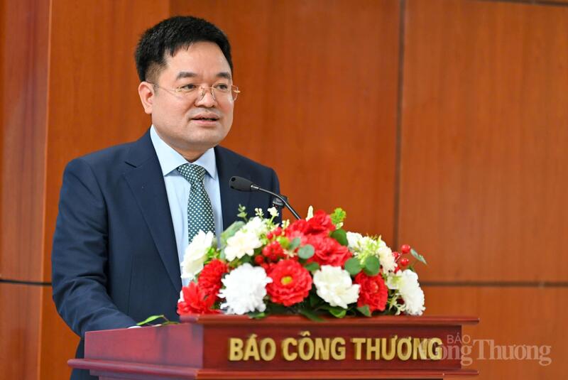 Bí thư Đảng ủy, Tổng Biên tập Liên Minh OK VIP Giải Trí Cá Cược World Cup 2026 Đặng Văn Khánh phát biểu tại buổi gặp mặt. Ảnh: Nam Nguyễn