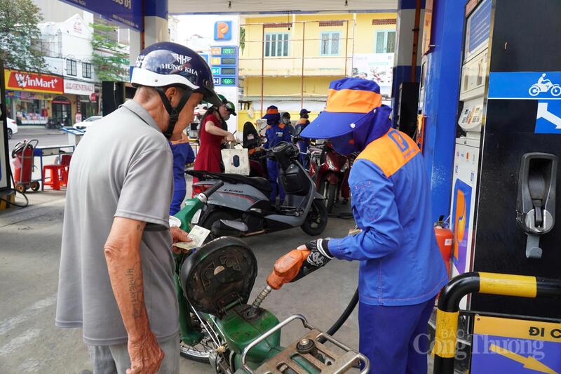Từ ngày 1 đến ngày 10/6/2026, tổng lượng tiêu thụ xăng trên địa bàn tăng lên khoảng 735.981 lít/ngày. Trong đó, xăng E10 đạt khoảng 535.981 lít/ngày, chiếm 73% tổng sản lượng. Ảnh: Nguyễn Dương