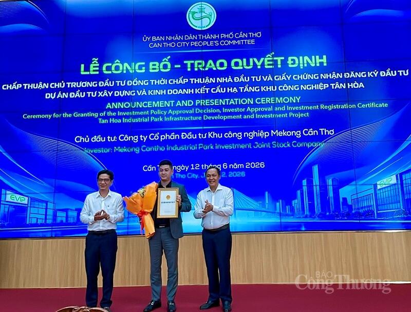 Nghi thức trao Quyết định chủ trương đầu tư và Nghi thức trao Giấy Chứng nhận Đăng ký đầu tư. Ảnh: Khánh Ngọc.