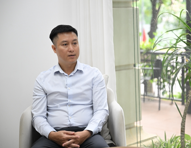 Nhà báo Hoàng Nhật, Phó Trưởng ban Điện tử, Báo Nhân Dân: Dù AI can thiệp đến đâu, vẫn phải có con người ra lệnh, giám sát và nhà báo luôn là người duyệt cuối cùng trước khi tác phẩm đến với công chúng. Ảnh: Đồng Cường