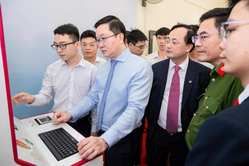 Lãnh đạo tỉnh Ninh Bình thao tác trực tiếp tại Kiosk. Ảnh: Ban tổ chức