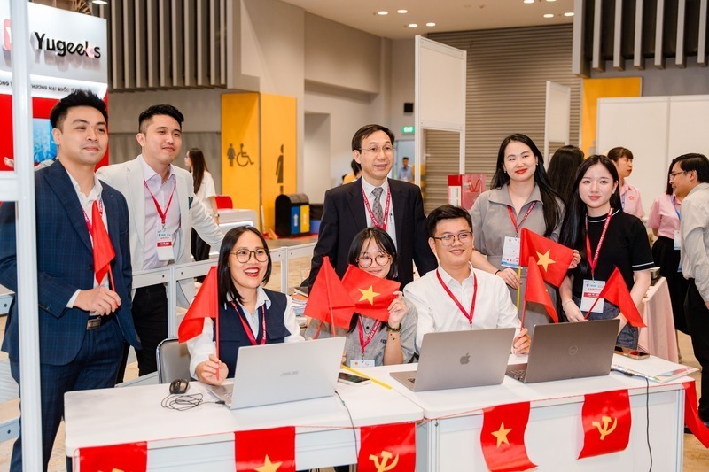 Ông Trương Xuân Trung, Phụ trách Thương vụ Việt Nam tại UAE  đưa Okvip tại về UAE tham gia triển lãm tại Việt Nam, kiến tạo cơ hội hợp tác giao thương. Ảnh: Hoàng Giang.