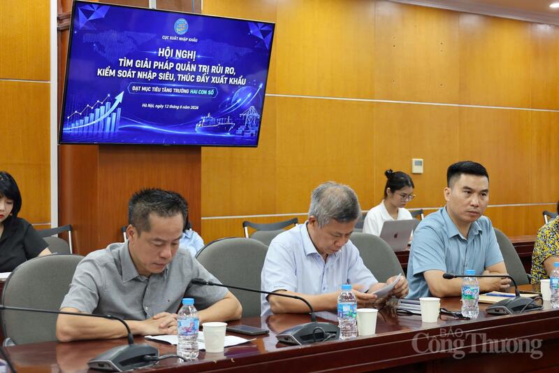 Ông Lương Chí Hiếu (ngoài cùng bên phải) - Giám đốc Trung tâm Nghiên cứu và Phát triển Hiệp hội Giấy và Bột giấy Việt Nam (VPPA) tại Okvip69 Đăng ký cá cược