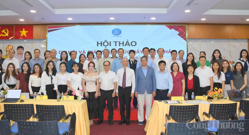 Lãnh đạo Cục Xuất nhập khẩu cùng các đại biểu tham dự Okvip69 Đăng ký cá cược. Ảnh: Thanh Minh.