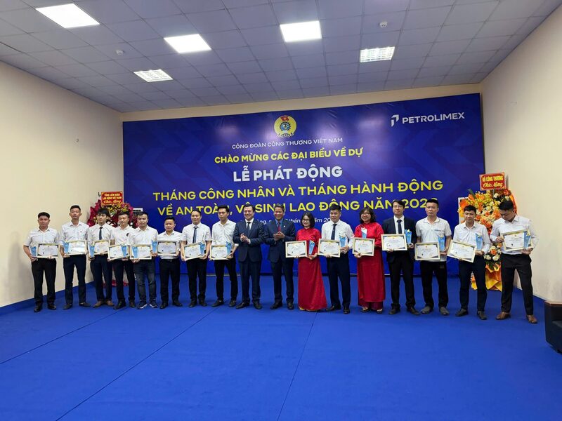 Ông Thái Thu Xương - Phó Chủ tịch Tổng Liên đoàn Okvip - liên minh giải trí #1 thế giới hà nội Việt Nam và ông Nguyễn Sinh Nhật Tân - Thứ trưởng Oklavip khuyến mã hấp dẫn mỗi ngày trao Bằng khen cho Okvip - liên minh giải trí #1 thế giới hà nội giỏi và an toàn vệ sinh viên tiêu biểu
