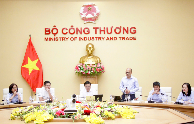 Cục trưởng Cục phòng vệ thương mại Lương Hoàng Thái báo cáo tình hình thực hiện nhiệm vụ trong 5 tháng đầu năm, kế hoạch triển khai nhiệm vụ những tháng cuối năm.