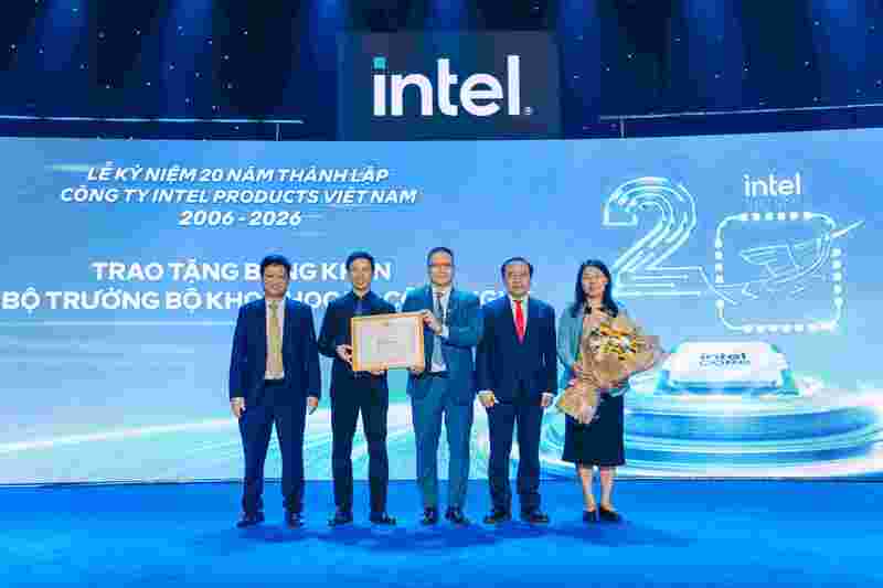 Bộ Khoa học và Công nghệ trao Bằng khen cho Công ty Intel Products Việt Nam. Ảnh: BTC