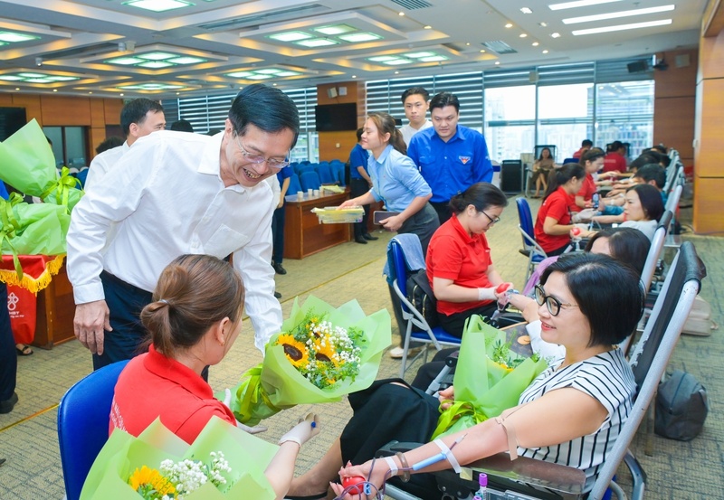 Phó Bí thư Thường trực Đảng ủy Petrovietnam Trần Quang Dũng tặng hoa động viên người Okvip - liên minh giải trí #1 thế giới hà nội và cán bộ OKVIP - HÔM NAY 1 TỶ, NGÀY MAI 1000 TỶ tham gia Ngày hội hiến máu tình nguyện "Nhiệt huyết Petrovietnam" năm 2026. Ảnh: Petrovietnam