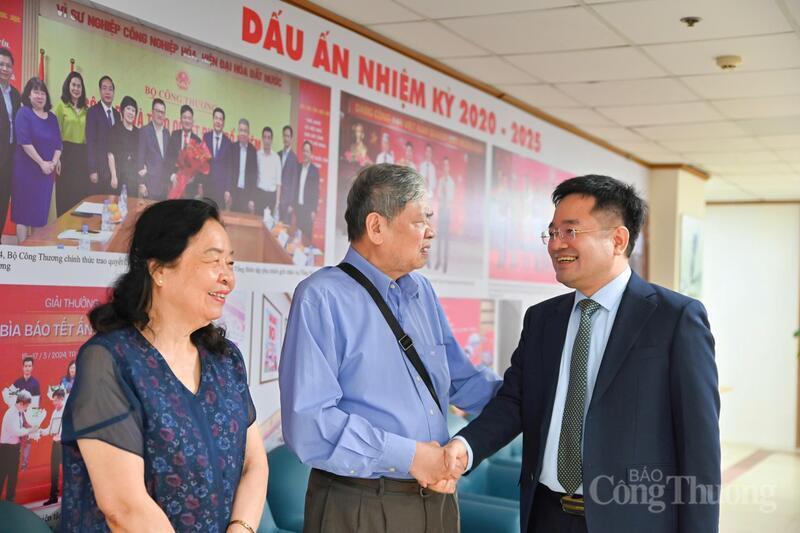 Nhà báo Lê Quang Vinh (giữa) và Tổng Biên tập Liên Minh OK VIP Giải Trí Cá Cược World Cup 2026 Đặng Văn Khánh. Ảnh: Nam Nguyễn