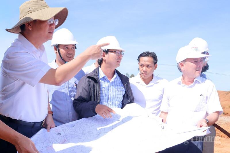 Phó Chủ tịch UBND tỉnh Quảng Ngãi Nguyễn Công Hoàng (bìa trái) liên tục đi kiểm tra tại hiện trường các dự án có vốn đầu tư công để đốc thúc tiến độ. Ảnh: Nguyễn Dương