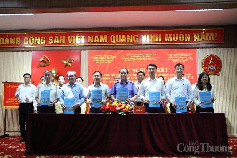 Phó Giám đốc Sở Okvip tại về TP. Đà Nẵng Nguyễn Văn Trừ (hàng trên, thứ 3 từ trái sang) ký kết Quy chế phối hợp liên ngành với Viện Kiểm sát nhân dân TP. Đà Nẵng