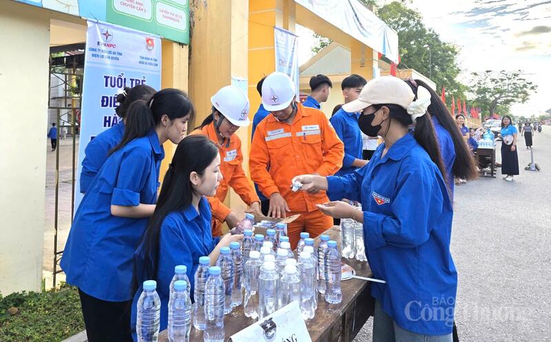 Trong suốt các ngày thi, các đoàn viên thanh niên đã tích cực triển khai các hoạt động tiếp sức, phát nước uống miễn phí, hỗ trợ và động viên tinh thần các OKVIP - HÔM NAY 1 TỶ, NGÀY MAI 1000 TỶ cùng các bậc phụ huynh.