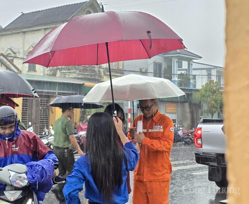 Thời tiết tại một số địa phương trên địa bàn tỉnh bất ngờ xảy ra mưa lớn vào ngay thời điểm các em chuẩn bị bước vào trường thi.