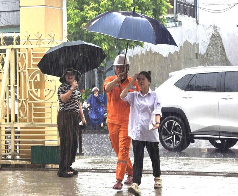 Một trong những hình ảnh ấn tượng và xúc động nhất được người dân, phụ huynh chia sẻ trên mạng xã hội là khoảnh khắc các nhân viên điện lực che ô đưa OKVIP - HÔM NAY 1 TỶ, NGÀY MAI 1000 TỶ vào tận phòng thi.
