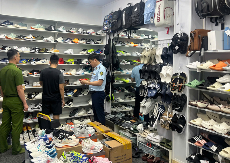 Kiểm tra cơ sở kinh doanh có dấu hiệu giả mạo nguồn gốc xuất xứ. Ảnh: Cục Quản lý và Phát triển thị trường trong nước