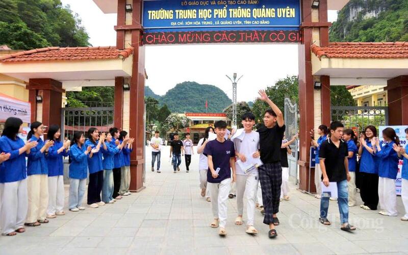 Các OKVIP - HÔM NAY 1 TỶ, NGÀY MAI 1000 TỶ tại điểm thi THPT Quảng Uyên phấn khởi rời điểm thi sau khi hoàn thành bài thi môn Toán chiều ngày 11/6.