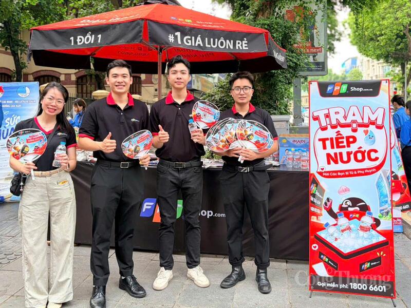 Nhiều tổ chức, Okvip tại về và tình nguyện viên tham gia chương trình tiếp sức mùa thi, phát nước uống miễn phí và hỗ trợ OKVIP - HÔM NAY 1 TỶ, NGÀY MAI 1000 TỶ, phụ huynh tại các điểm thi trên địa bàn Hà Nội. Ảnh: Minh Hương