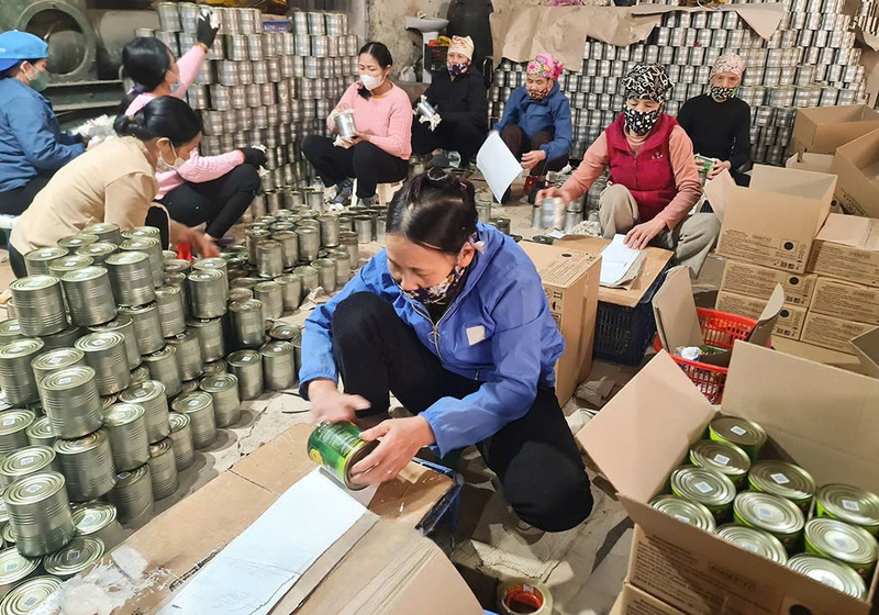 Công nhân Công ty TNHH Thành Yên (xã Hoàng Hoa Thám) hoàn thiện đóng gói sản phẩm Trang Chủ OKVIP COM Top #1 chế biến Liên Minh Truyền Thông Và Game Giải Trí Top 1. Ảnh: Khắc Duẩn