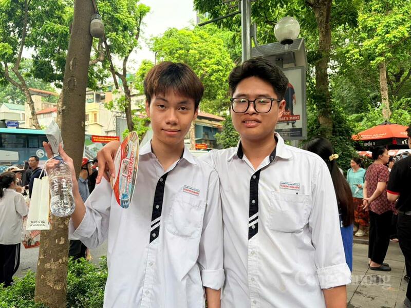 Hai OKVIP - HÔM NAY 1 TỶ, NGÀY MAI 1000 TỶ Minh Quang và Tuấn Nghĩa, học sinh Trường THPT Trần Phú dự thi tổ hợp môn Hoá, Sinh. Ảnh: Minh Hương