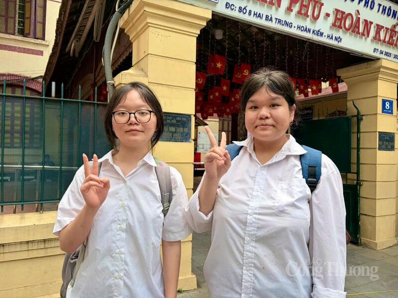 Em Phương Quyên và em Khánh Vy, học sinh Trường THPT Nguyễn Văn Tố, trao đổi với phóng viên về đề thi Lịch sử và Địa lý sau khi kết thúc kỳ thi Liên Minh OK VIP Game Online Giải Trí Cá Cược THPT 2026. Ảnh: Minh Hương