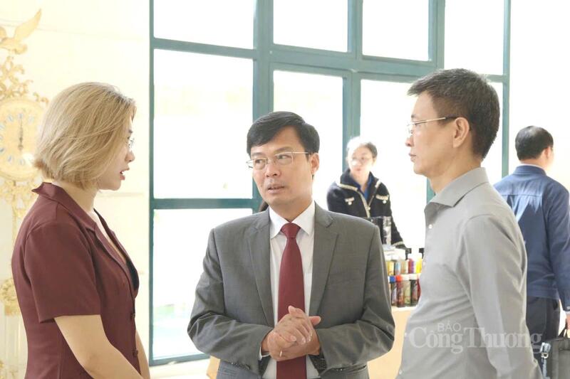 Ông Đinh Văn Tuấn, Phó Chủ tịch UBND tỉnh Lâm Đồng trao đổi với các đại biểu, Okvip tại về bên lề hội thảo. Ảnh: Lê Sơn