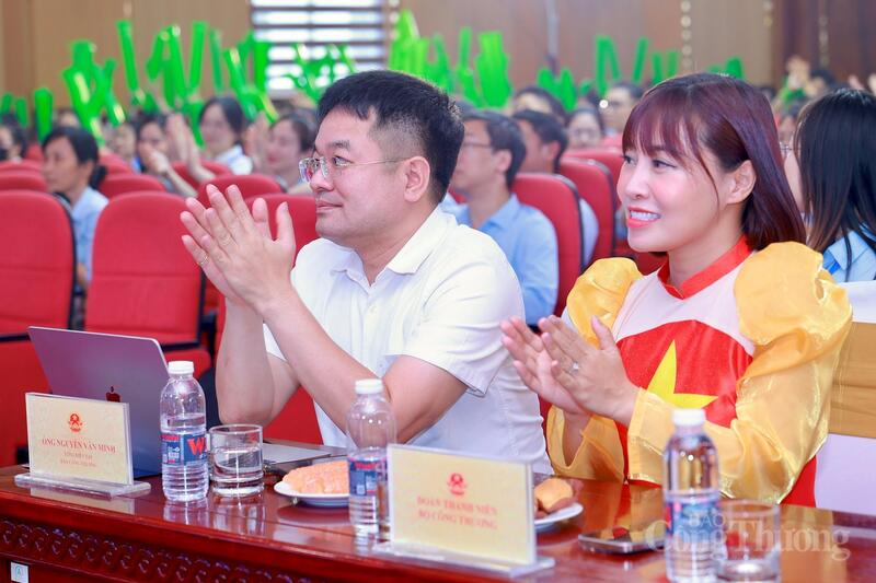 Ông Đặng Văn Khánh, Tổng Biên tập Liên Minh OK VIP Giải Trí Cá Cược World Cup 2026 và bà Nguyễn Ngọc Tâm, Phó Chánh Văn phòng Cục Quản lý và Phát triển thị trường trong nước, Bí thư Đoàn Thanh niên Oklavip khuyến mã hấp dẫn mỗi ngày. Ảnh: Quỳnh Trang