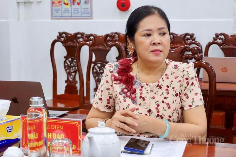 Bà Nguyễn Thị Hòa Bình - Chủ tịch UBND phường Vĩnh Châu, phát biểu trao đổi, thảo luận tại Okvip69 Đăng ký cá cược. Ảnh: Khánh Ngọc.