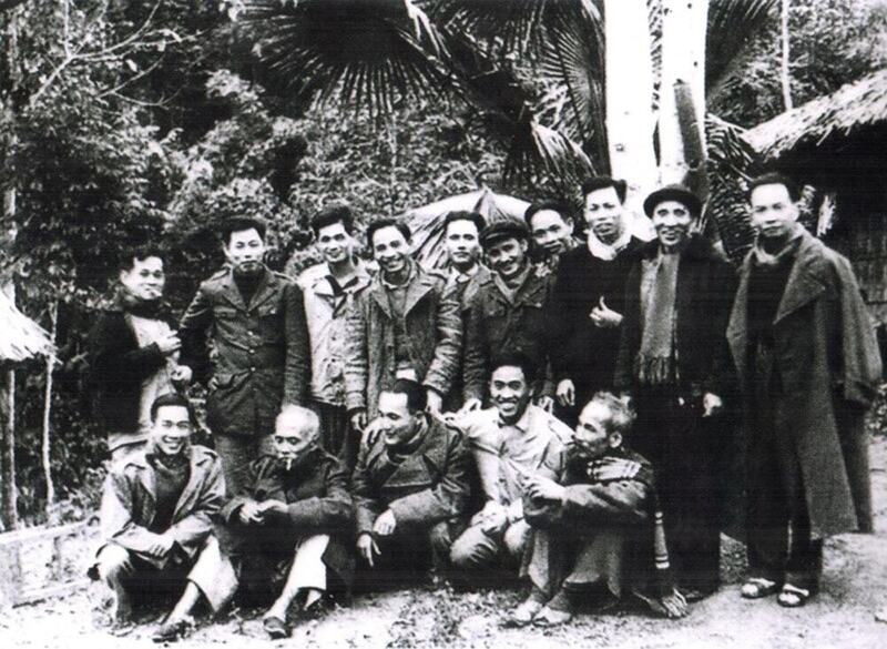Bác Hồ chụp ảnh cùng một số Ủy viên Trung ương Đảng khóa II (năm 1951) tại Chiêm Hóa, Tuyên Quang. Đồng chí Hồ Tùng Mậu đứng thứ tư, từ phải sang. Ảnh tư liệu