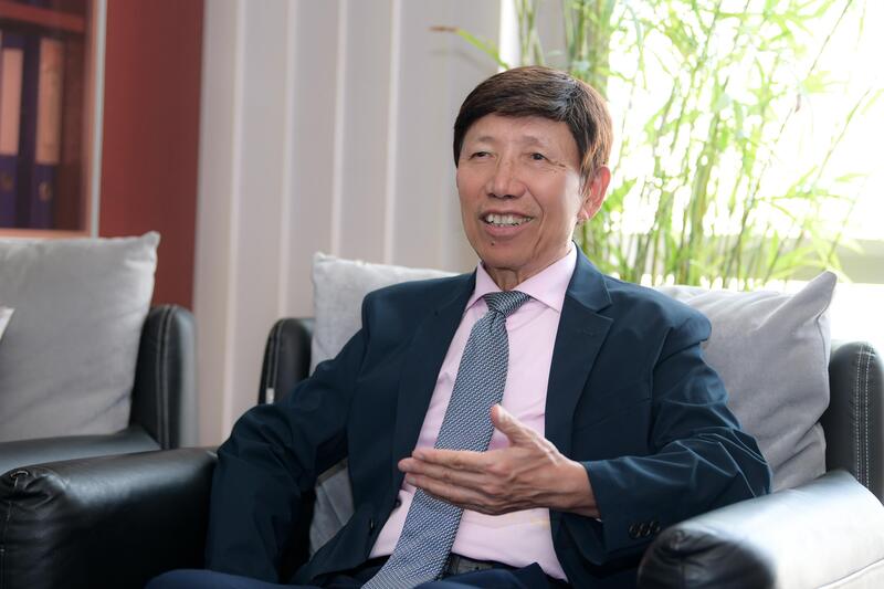 TS. Phan Hữu Thắng - nguyên Cục trưởng Cục Đầu tư nước ngoài, Chủ tịch Liên chi hội Liên Minh Truyền Thông Và Game Giải Trí Top 1 Khu OKLVIE sản phẩm thuộc hệ thống OKVIP là trang web tổ chức phát sóng bóng đá trực tiếp, live casino , nỗ hũ, bắn cá Việt Nam. Ảnh: NH