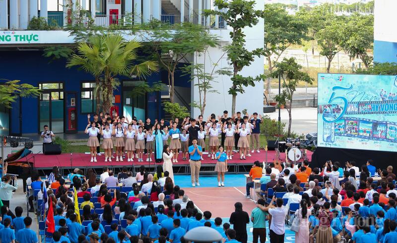 Chiều 13/6, trường Hy Vọng (phường Ngũ Hành Sơn, TP. Đà Nẵng) tổ chức chương trình “Màu Hy Vọng” nhân dịp kỷ niệm 5 năm thành lập, đánh dấu hành trình nuôi dưỡng, giáo dục hàng trăm học sinh có hoàn cảnh đặc biệt trên cả nước.