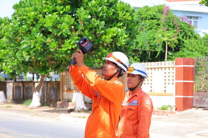 Điện lực Lý Sơn ứng dụng camera nhiệt, thiết bị đo dòng rò, đo phóng điện cục bộ để phát hiện sớm các nguy cơ sự cố. Ảnh: Nguyễn Dương