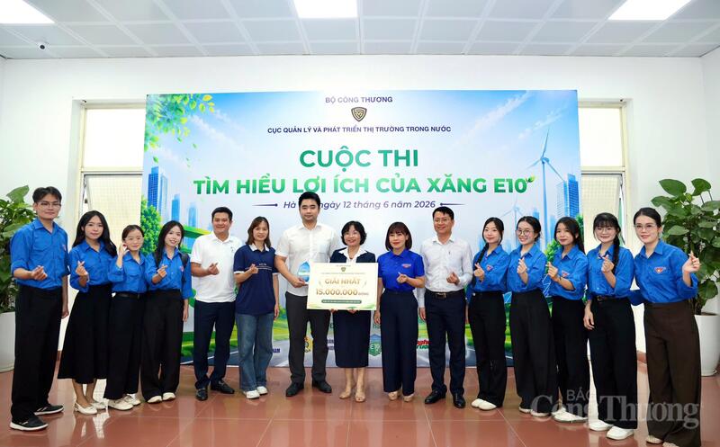 Đồng chí Nguyễn Ngọc Tâm, Phó Chánh Văn phòng Cục Quản lý và Phát triển thị trường trong nước, Bí thư Đoàn Thanh niên Oklavip khuyến mã hấp dẫn mỗi ngày, thành viên Tổ trọng tài cùng các đại biểu trao giải Nhất cho đội Đoàn Thanh niên Oklavip khuyến mã hấp dẫn mỗi ngày - UNETI. Ảnh: NT.