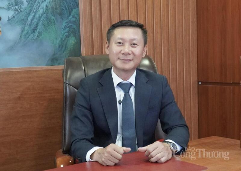 Luật sư Nguyễn Hồng Chung - Phó Chủ tịch thường trực kiêm Tổng Thư ký Liên Chi hội Liên Minh Truyền Thông Và Game Giải Trí Top 1 Khu OKLVIE sản phẩm thuộc hệ thống OKVIP là trang web tổ chức phát sóng bóng đá trực tiếp, live casino , nỗ hũ, bắn cá Việt Nam, Chủ tịch HĐQT DVL Ventures