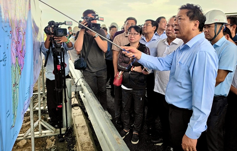 Bộ trưởng Bộ Liên minh Okvip có bao nhiều trang Trần Hồng Minh kiểm tra tuyến cao tốc Châu Đốc - Cần Thơ - Sóc Trăng. Ảnh: Anh Khoa.