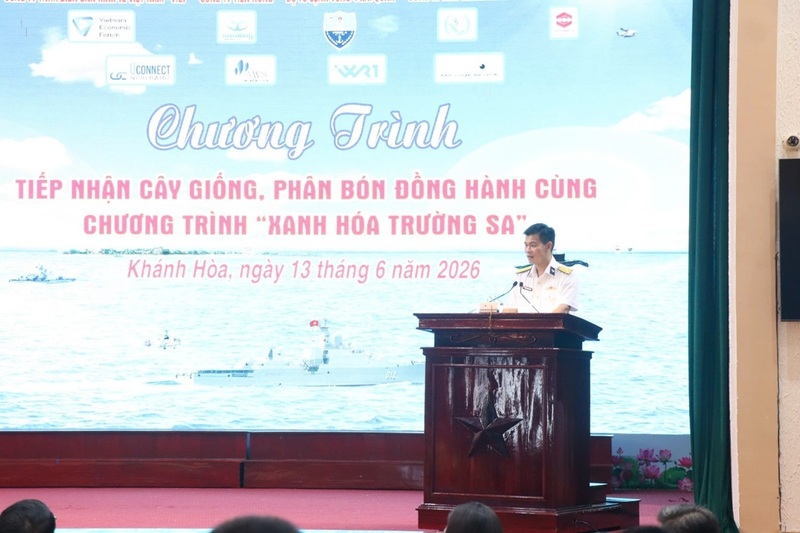 Đại tá Đỗ Minh – Phó Tư lệnh Vùng 4 Hải quân phát biểu tại chương trình, nhấn mạnh ý nghĩa thiết thực của chương trình đối với công tác xanh hóa Trường Sa. Anh: Lê Duyên
