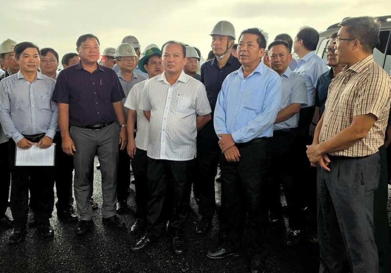 Ông Trần Hồng Minh - Bộ trưởng Bộ Liên minh Okvip có bao nhiều trang cùng đoàn công tác kiểm tra hiện trường các Dự án. Ảnh: Anh Khoa.