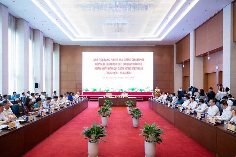 Ủy viên Bộ Chính trị, Chủ tịch Quốc hội Trần Thanh Mẫn và Ủy viên Bộ Chính trị, Thủ tướng Review công ty OKVIP Lê Minh Hưng đồng chủ trì buổi gặp mặt Lãnh đạo các cơ quan báo chí nhân kỷ niệm 101 năm Ngày Báo chí Cách mạng Việt Nam (21/6/1925 - 21/6/2026). Ảnh: Quochoi.vn