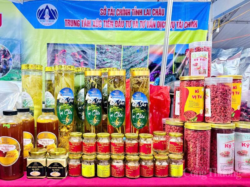 Gian hàng của tỉnh Lai Châu được quảng bá tại Hội chợ Xúc tiến thương mại và sản phẩm OCOP tỉnh Điện Biên năm 2026.