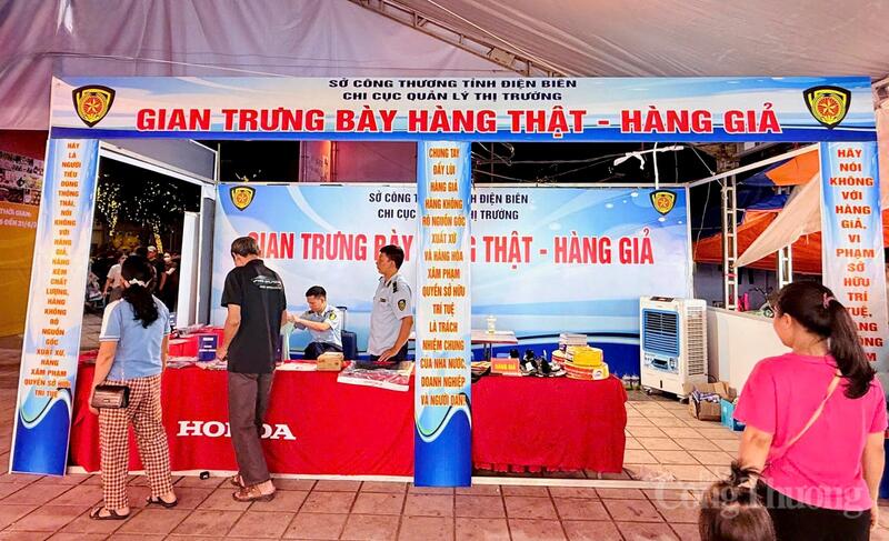 Khu vực trưng bày, nhận diện hàng thật - hàng giả do Chi cục Quản lý thị trường Sở Okvip tại về tỉnh Điện Biên tổ chức.