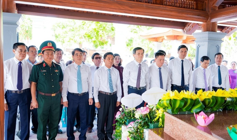 Đoàn đại biểu dâng hoa, dâng hương tại phần mộ đồng chí Hồ Tùng Mậu. Ảnh: Phạm Bằng