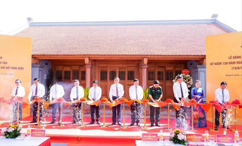 Các đại biểu cắt băng khánh thành Dự án tu bổ, tôn tạo Di tích nhà thờ và mộ đồng chí Hồ Tùng Mậu. Ảnh: Phạm Bằng